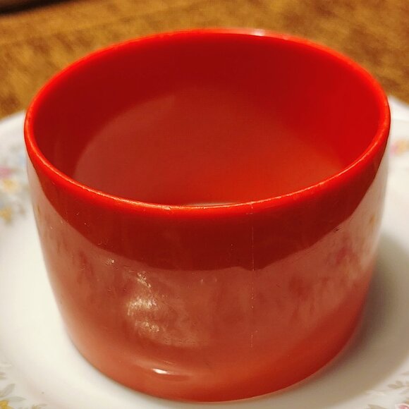 Vtg Cherry Red Wide Thick Plastic Lucite Chunky Statement Bangle Bracelet MOD - Picture 2 of 4